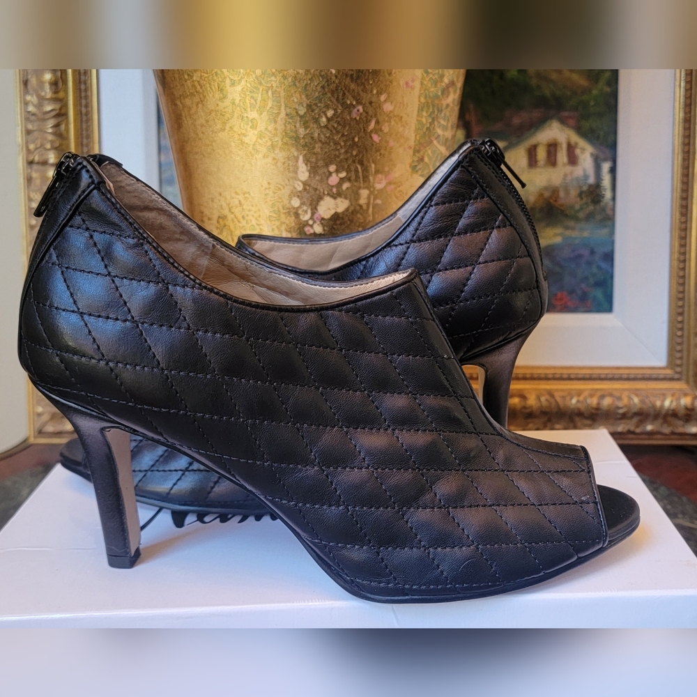 NEIMAN MARCUS BLACK QUILTED LEATHER HIGH HEEL PEEP TOE BOOTIES 40 9